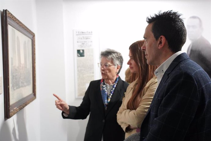 Inauguración en el teatro Zorrilla de la exposición dedicada a la Coral Vallisoletana.