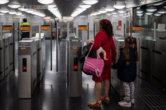 Dues persones a l'estació de Renfe de La Sagrera