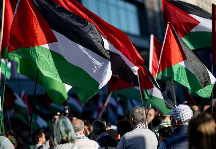 15 May 2024, Berlin: People take part in the demonstration "Solidarity with Palestine 76 years of Al Nakba" to mark the Palestinians' Nakba Memorial Day.