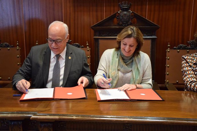 Firma para la cesión del inmueble que será la nueva Oficina Emplea de Manzanares.