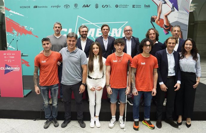 Foto de familia tras la presentación de Climbing Madrid