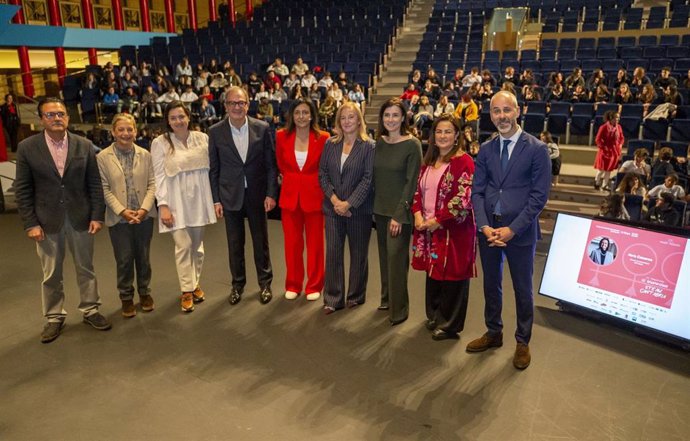 Los Consejeros De Educación, Formación Profesional Y Universidades, Sergio Silva, Y De Inclusión Social, Juventud, Familias E Igualdad, Begoña Gómez Del Río, Asisten Al Acto De Clausura De La III Masterclass Steam Talent Cantabria.