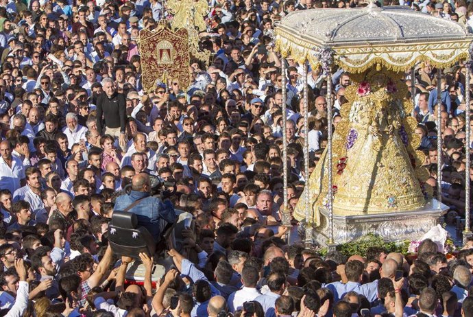 Archivo - Procesión de la Virgen del Rocio por la aldea de Almonte (Huelva).