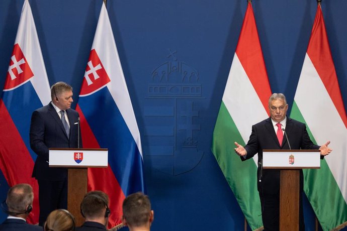 Archivo - El primer ministro eslovaco, Robert Fico (I), junto a su par húngaro, Viktor Orbán, durante una visita a Budapest.
