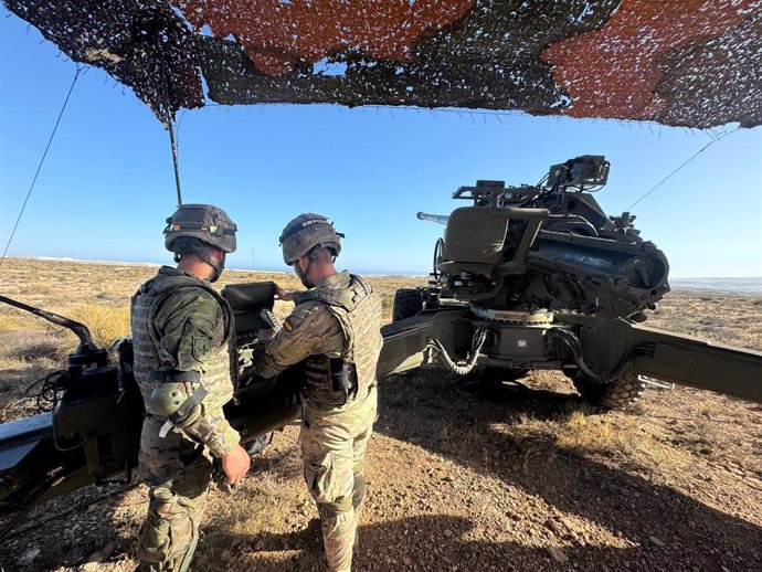 Militares revisan un Obús de Artillería de Costa.