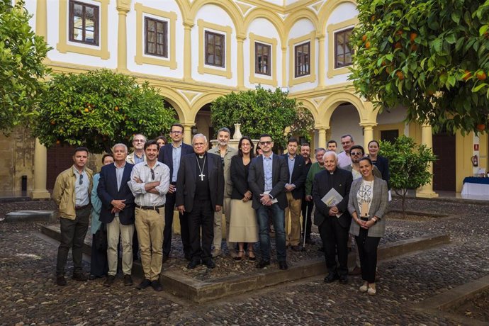 Foto de familia del obispo (centro) con los profesionales de los medios de comunicación de Córdoba.