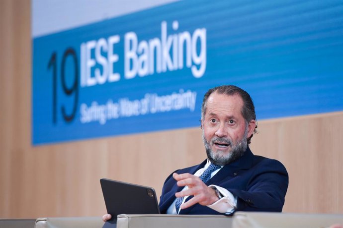 El presidente de Abanca, Juan Carlos Escotet, interviene durante la primera jornada de la 19 edición del IESE Banking, en IESE Madrid, a 16 de mayo de 2024, en Madrid (España). La situación económica de Ucrania, el impacto social de la banca, la entrad