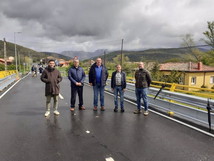 Imagen del acto de recepción de la carretera LE-4620, donde se ha realizado la inversión.