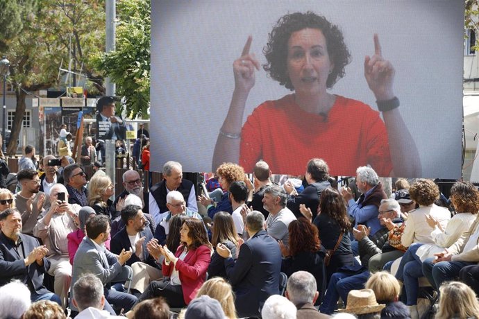 La secretaria general de ERC, Marta Rovira, interviene de manera telemática durante un mitin de ERC, en la plaza Espanya, a 4 de mayo de 2024, en Pineda de Mar, Barcelona, Catalunya (España).