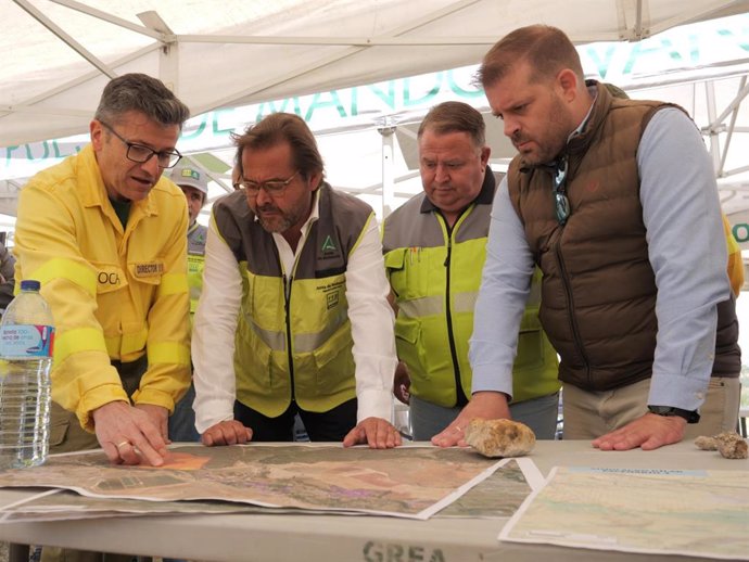 El delegado de la Junta en Granada, Antonio Granados, en el Puesto de Mando Avanzado en el simulacro de incendio forestal en Dílar.