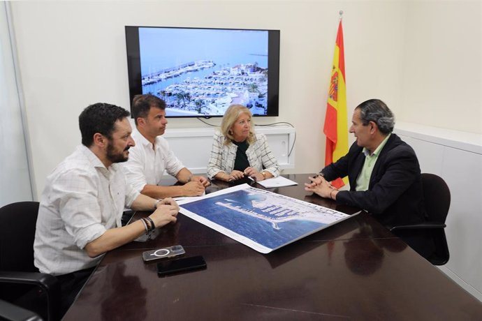 El director general de la Agencia Pública de Puertos de Andalucía (APPA), Rafael Merino, en una mesa de trabajo con la alcaldesa de Marbella.