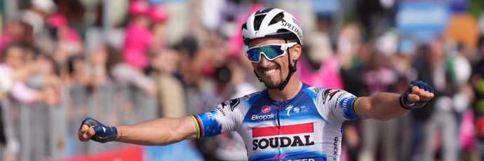 Julian Alaphilippe celebra su victoria en la etapa 12 del Giro de Italia