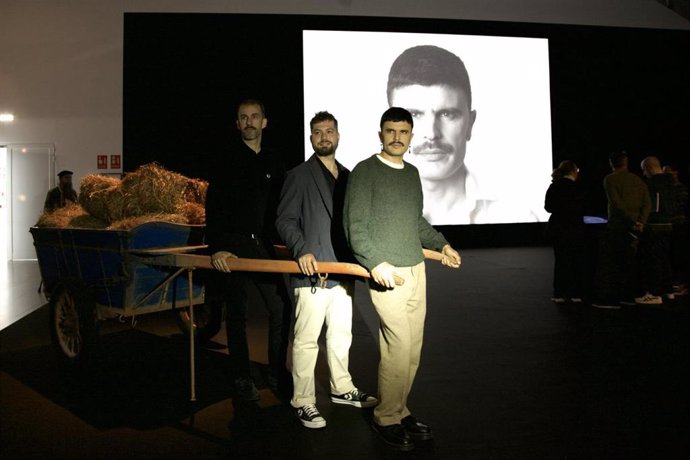 Presentación de la exposición 'Rodrigo Cuevas. La gracia de la agitación folklórica', en LABoral Centro de Arte y Creación Industrial, en Gijón.