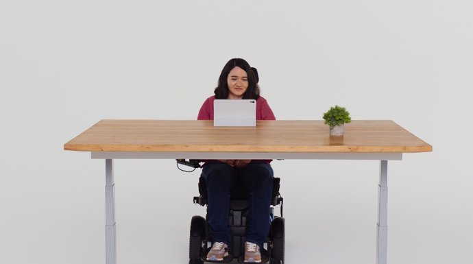 Persoa usando un iPad con la tecnología de seguimiento ocular