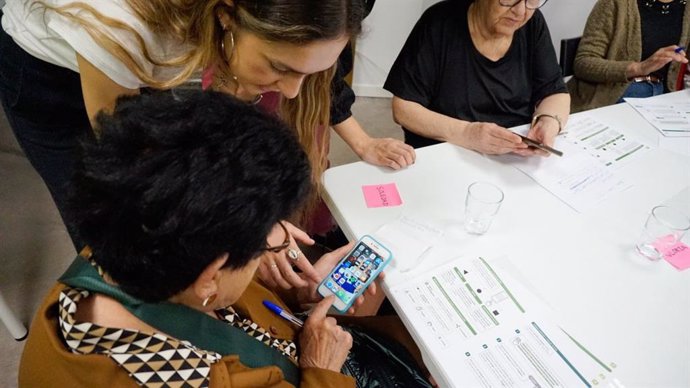 Archivo - La AEB pone en marcha 'Tu móvil y tú', un programa de capacitación digital para mayores en Madrid