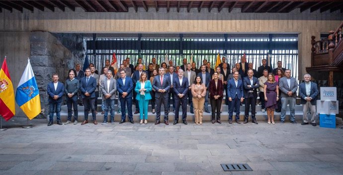 Foto de familia del presidente de Canarias, Fernando Clavijo, con los 47 municipios canarios de menos de 10.000 habitantes