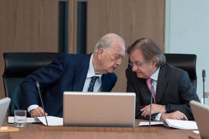 El presidente de Colonial, Juan José Brugera (i), y el consejero delegado de Colonial, Pere Viñolas (d), durante una rueda de prensa, en la sede de Colonial, a 13 de mayo de 2024, en Barcelona