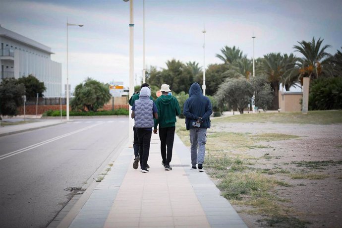 Archivo - Grupos de migrantes procedentes de Canarias pasean por los alrededores del barrio del El Toyo, en Almería, donde se encuentra el hotel que los acoge.