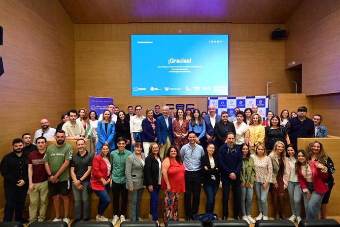 Beatriz Gandullo con los participantes en las Lanzaderas de Empleo de Cádiz.