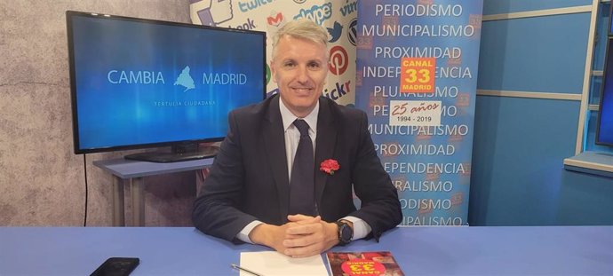 El alcalde de Villanueva del Pardillo, Eduardo Fernández Navarro, en una entrevista en Canal 33 TV.