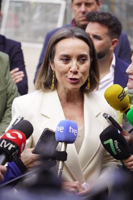 La secretaria general del PP, Cuca Gamarra, atiende a los medios de comunicación antes de asistir a las celebraciones por San Isidro, a 15 de mayo de 2024, en Villamediana de Iregua, La Rioja (España). Villamediana de Iregua ha celebrado desde el pasado 1