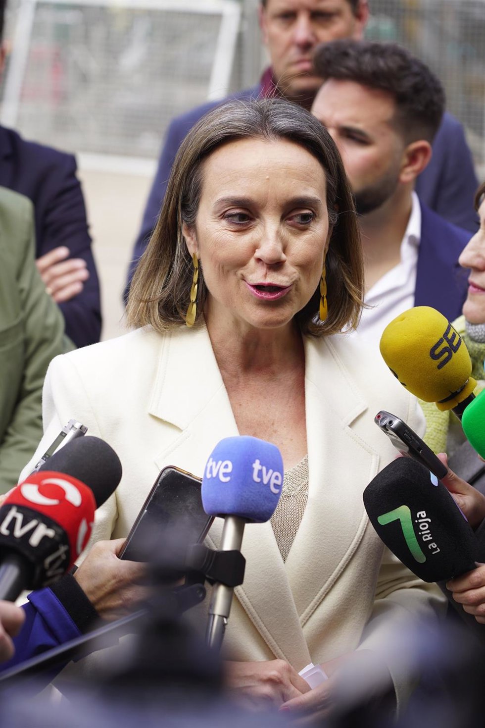 La secretaria general del PP, Cuca Gamarra, atiende a los medios de comunicación antes de asistir a las celebraciones por San Isidro, a 15 de mayo de 2024, en Villamediana de Iregua, La Rioja (España). Villamediana de Iregua ha celebrado desde el pasado