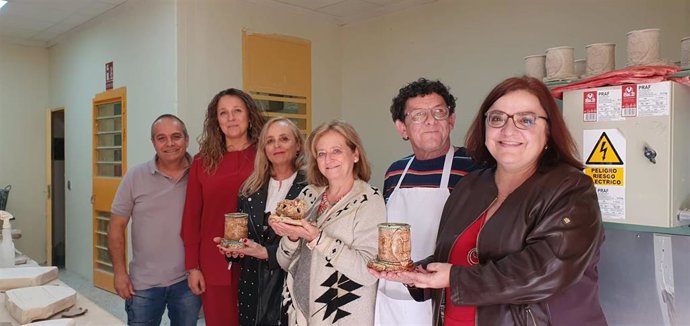 Menores del taller de cerámica del CIMI Tierras de Oria elaboran lapiceros de barro para lo asistentes al Congreso de Letrados de la Administración de Justicia.