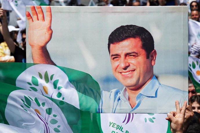 Archivo - Imagen de un cartel con una fotografía del opositor kurdo Selahattin Demirtas durante una protesta a favor de su liberación. 