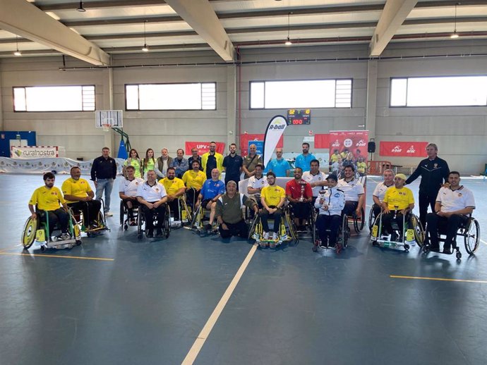 Fernando Giner con jugadores de A-Ball