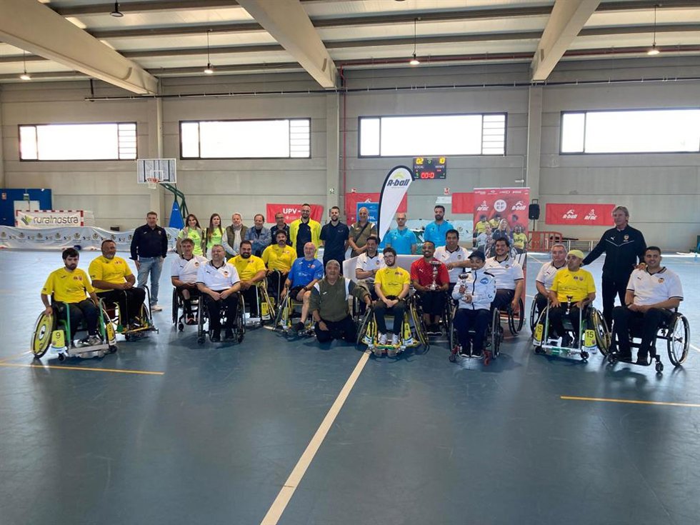 Fernando Giner con jugadores de A-Ball