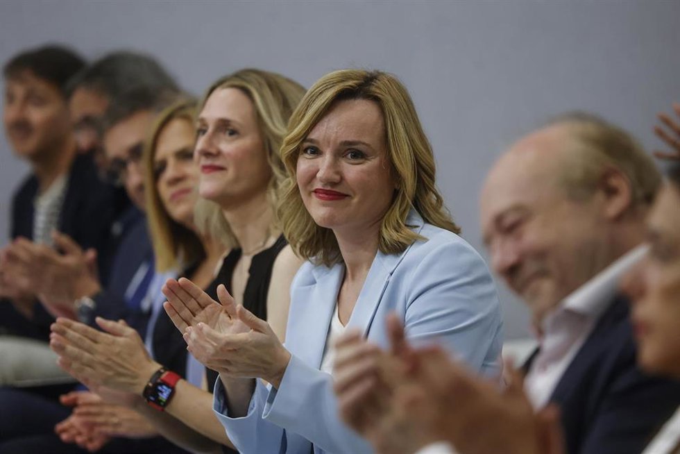 La ministra de Educación, Formación Profesional y Deportes, Pilar Alegría (2d), aplaude durante las IX Jornadas para docentes de escuelas de arte