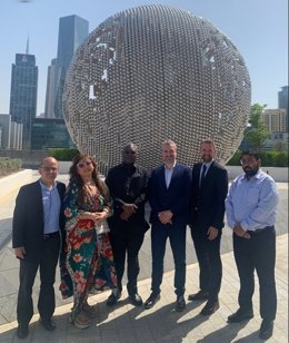 Roberto Vargas, consejero de América, Amor Maclang, consejero de Asia, Segun Aina, consejero de África, Rodrigo García de la Cruz, el presidente, Niklas Sandqvist, consejero de Europa, y Jatinder Handoo, CEO de Digital Lenders Association of India.