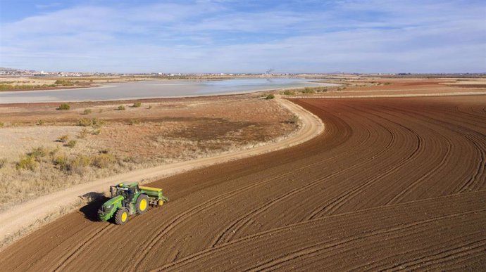 Archivo - Tractor labrando.