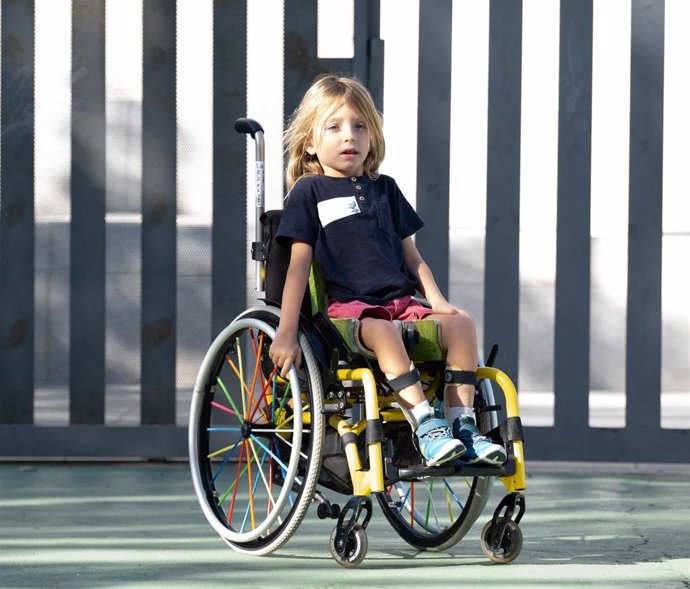 Imagen de un niño con atrofia muscular espinal.