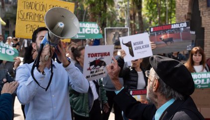 Uns 40 proanimalistes protesten a la Monumental contra un acte taurí
