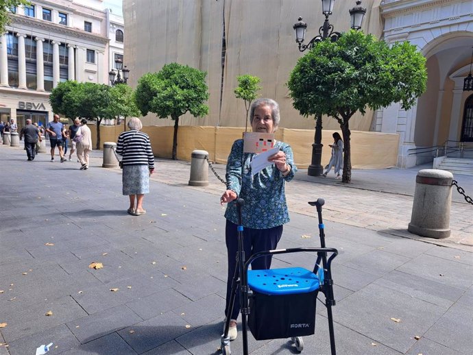 Personas mayores atendidas en los centros de San Juan de Dios de Sevilla con mensajes impresos en postales invitan a la ciudadanía a reflexionar sobre la soledad no deseada