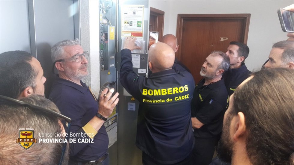 Efectivos de Bomberos en un curso de rescate de personas en ascensores.