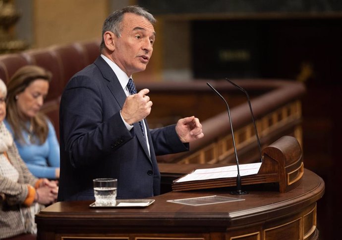 Archivo - El portavoz parlamentario de IU y diputado de Sumar, Enrique Santiago, interviene durante una sesión plenaria, en el Congreso de los Diputados, a 14 de marzo de 2024, en Madrid (España).