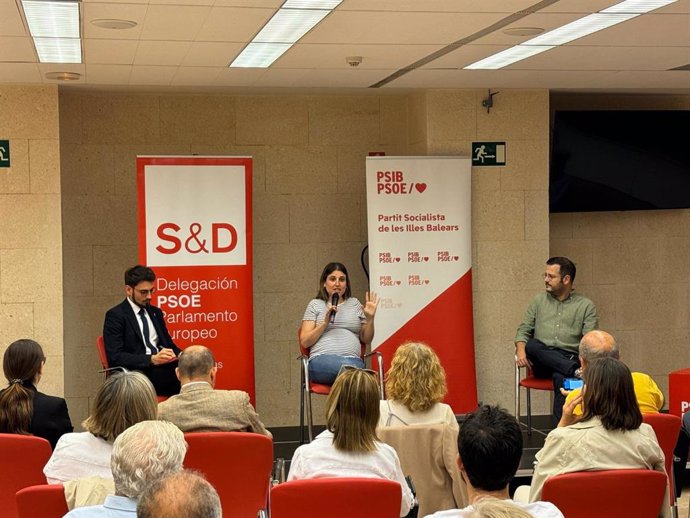 La candidata socialista a las elecciones europeas Alícia Homs interviene en un acto de debate organizado en la sede de UGT.