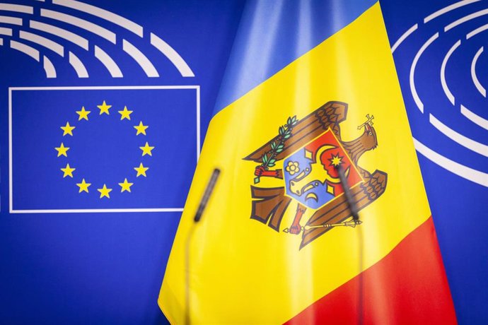 Archivo - Bandera de Moldavia junto a un carterl de la Unión Europea