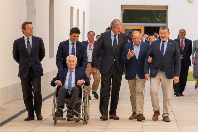 El torero, Curro Romero  acude al parlamento ayudado por el matador de toro, Fran Rivera Ordoñez y el consejero de la Presidencia, Interior, Diálogo Social y Simplificación Administrativa Antonio Sanz Cabello (d) con motivo de la PNL propuesta por el PP e