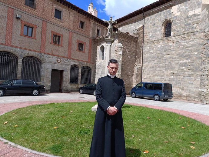 El portavoz de las monjas Clarisas de Belorado, José Ceacero, comparece ante los medios de comunicación, en el Convento de Belorado, a 15 de mayo de 2024, en Belorado, Burgos, Castilla y León (España). 