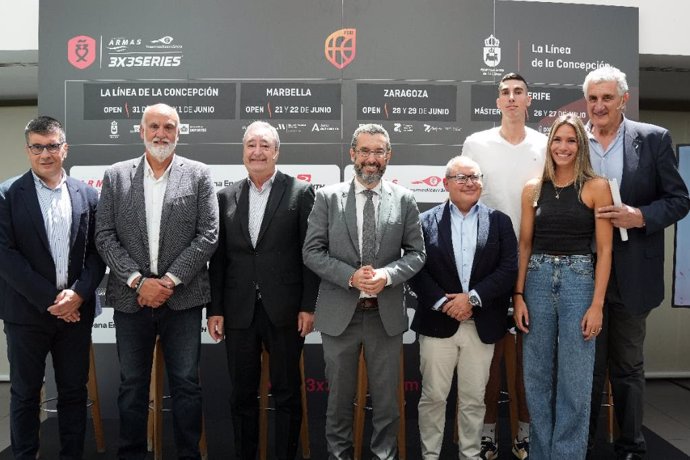 Foto de familia tras la firma del acuerdo entre Armas Transmediterránea y la FEB para el naming del circuito 3x3 Series