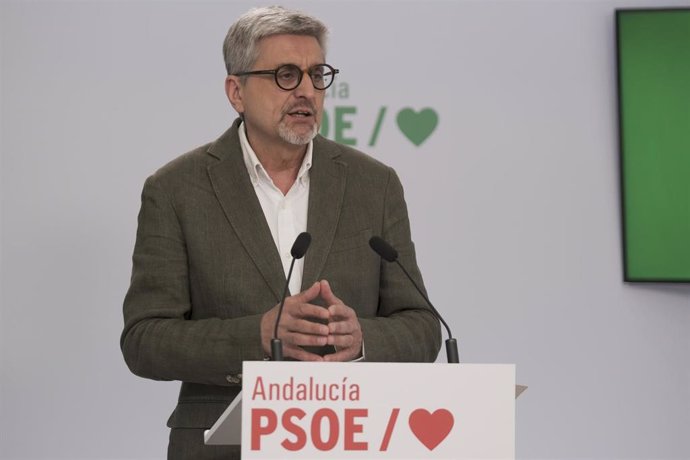 El portavoz adjunto del PSOE-A, Josele Aguilar, en rueda de prensa. (Foto de archivo).