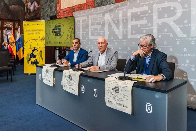 El consejero de Educación para la Prevención del Cabildo de Tenerife, Juan Acosta (c), en la presentación de unas jornadas para prevenir el suicidio