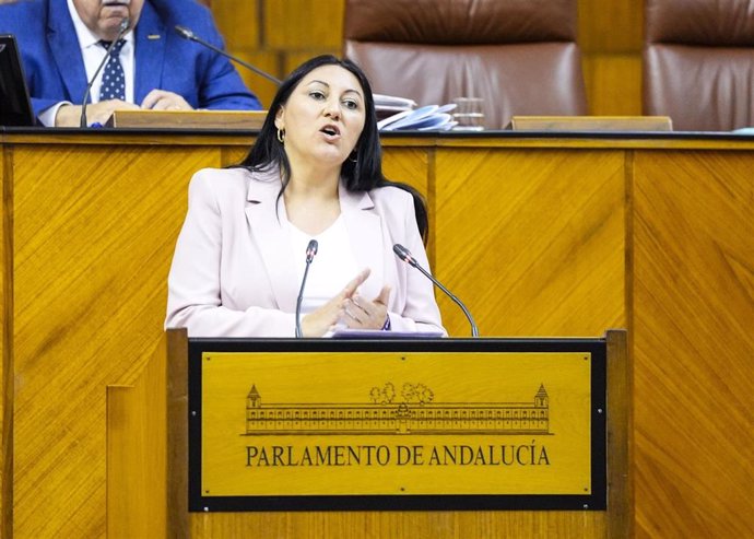 La diputada de Por Andalucía Alejandra Durán, este jueves en el Pleno del Parlamento en la defensa de la PNL sobre violencia vicaria.