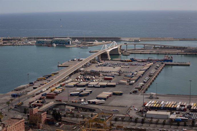 Archivo - Vista general del muelle de descarga del Puerto de Barcelona, en Cataluña (España), a 1 de abril de 2021. El canal de Suez quedó libre al tráfico en las primeras horas del 29 de marzo, después de que el "Ever Given" fuera desencallado en el Cana