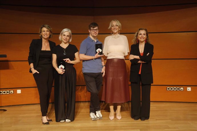 Representantes de las empresas ganadoras de los premios DONAiDONA de Evap junto  a la presidenta de la asociación, Marta Iranzo, y la madrina de esta edición del certamen, María Ángeles Fayos