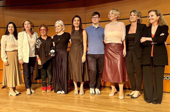 Ruth Merino con representantes de Evap en los premios DONAiDONA