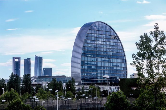 Fachada del edificio ‘La Vela’, en la ciudad del BBVA, a 30 de abril de 2024, en Madrid (España). 
